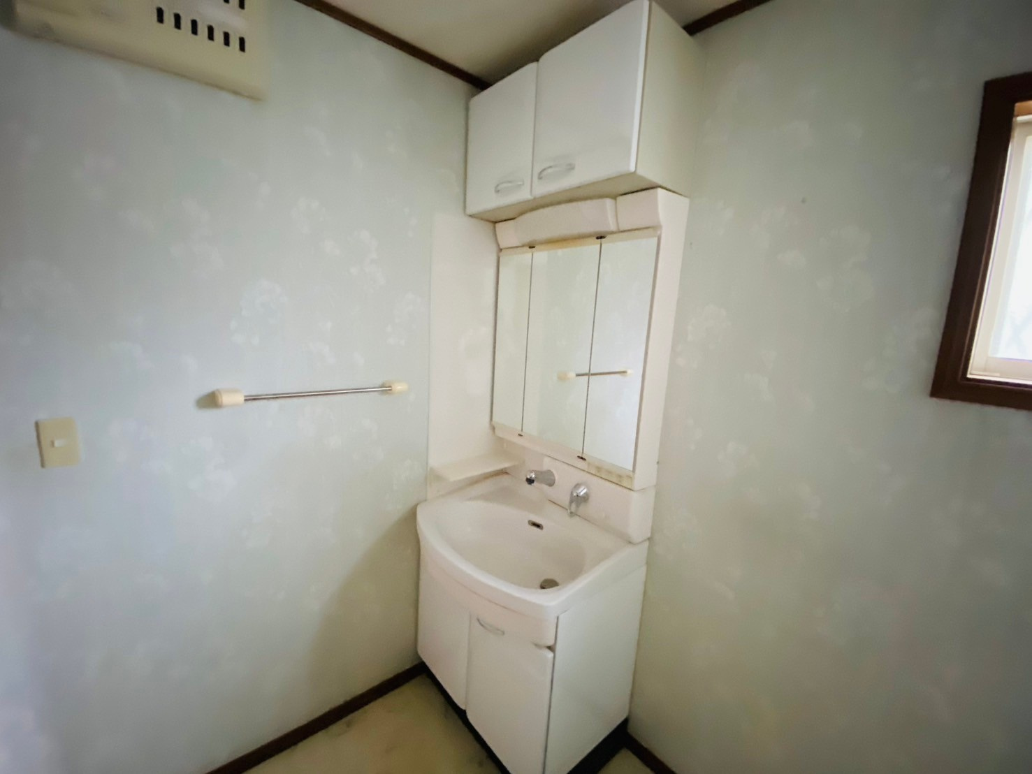 八街市吉倉　中古戸建の独立洗面台