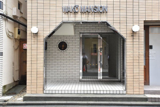 【エントランス】 | マンションの正面エントランス。出入りする人間を癒してくれるマンション入り口であり、その建物の「顔」でもあります。～即日のご見学可能～　お問合せはお気軽にどうぞ。