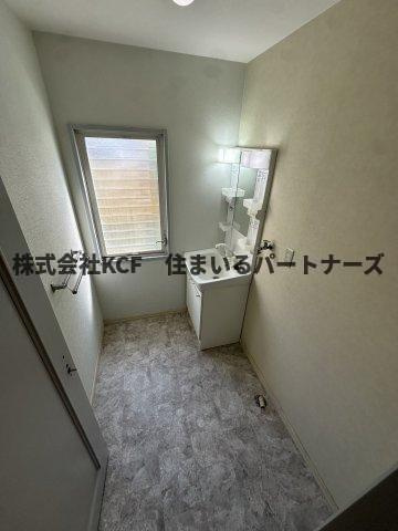 国分ガーデンハイツH棟の洗面所|明るい洗面所です