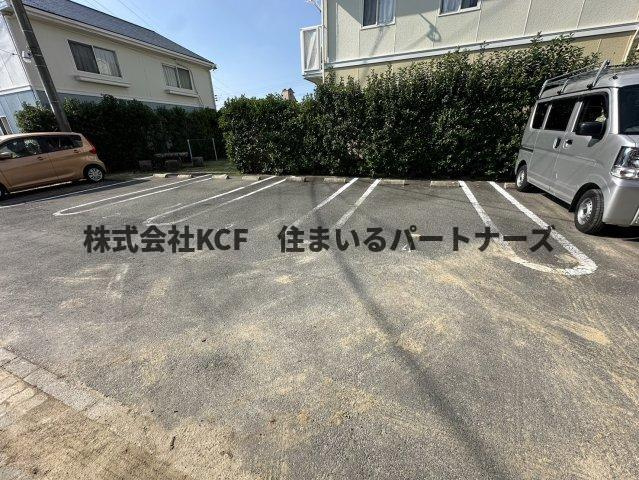 国分ガーデンハイツH棟の駐車場|駐車場完備です