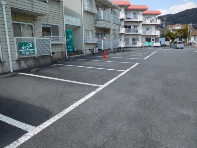 グランイル御立の駐車場