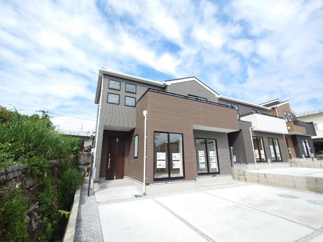 グラファーレ　南城市大里稲嶺-1号棟（全3棟）の前面道路含む現地写真|前面道路含む現地写真です