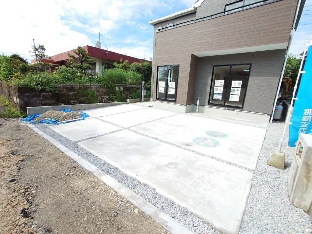 グラファーレ　南城市大里稲嶺-1号棟（全3棟）の駐車場|駐車場があるので、車を買う予定の方も安心です