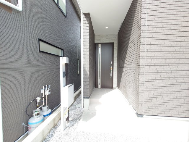 南城市大里字稲嶺の新築一戸建のエントランス|現地（2025年3月）撮影いつでも、ご案内いたします