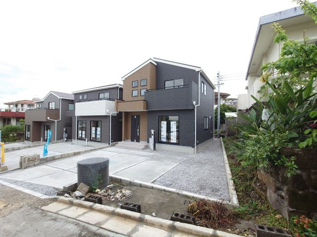 グラファーレ　南城市大里稲嶺-3号棟（全3棟）の前面道路含む現地写真|前面道路含む現地写真です