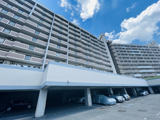 【駐車場】 | 敷地内平面駐車場は1住戸1台確保可能なので車をお持ちの方でも安心ですね