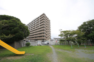 【外観】 | マンションそばに公園があるので、お子様の遊び場にピッタリ！