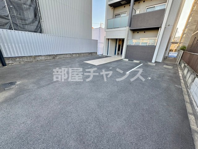 アレーズの駐車場
