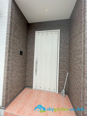 秦野市水神町　中古戸建の玄関