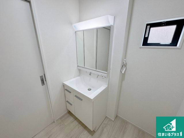 神戸市西区桜が丘西町　新築一戸建ての独立洗面台|清潔感のある洗面台です。フラットな鏡は掃除がしやすく毎日清潔！鏡裏には収納があるのでスッキリとした洗面台が保てます。