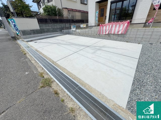 神戸市西区桜が丘西町　新築一戸建ての駐車場|並列３台駐車可能！ゆとりの駐車スペースで車庫入れもスムーズ！

