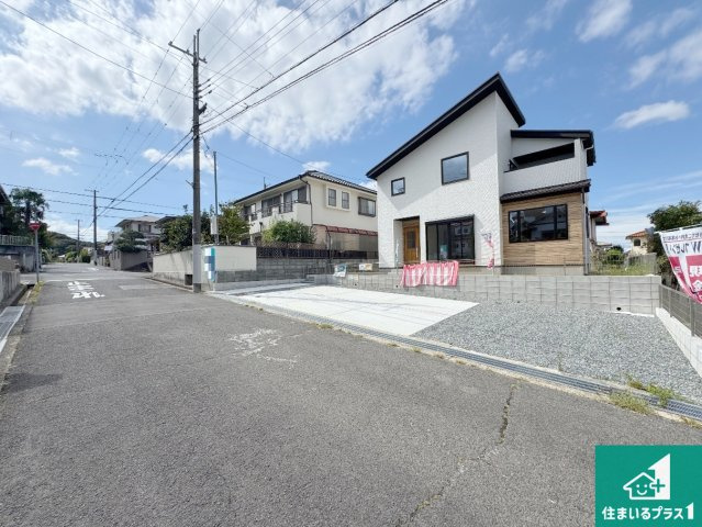 神戸市西区桜が丘西町　新築一戸建ての前面道路含む現地写真|周辺は閑静な住宅街！前面道路広々で車の出し入れも便利です。駐車が苦手な方でも安心して車庫入れできます！