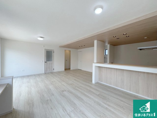 神戸市西区桜が丘西町　新築一戸建ての居間・リビング|日当たり良好の明るいリビングで朝の目覚めもスッキリできそう！対面キッチンでご家族のコミュニケーションも自然と増える設計！小さなお子様が遊ぶスペースを作っても広々とくつろげるLDK！