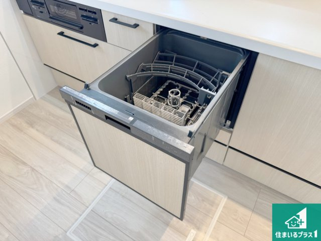 神戸市西区桜が丘西町　新築一戸建ての設備|食事後の一仕事、食器洗いをボタン一つでお任せできちゃいます！場所を取らないビルトイン式なので、お料理スペースもしっかり確保！