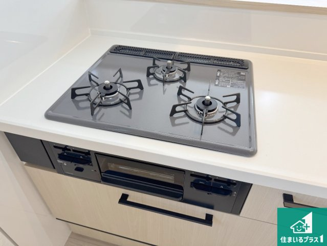 神戸市西区桜が丘西町　新築一戸建ての設備|ダブル高火力Ｓｉセンサー付きコンロ！３口あるので、まとめて料理をする時も大活躍！