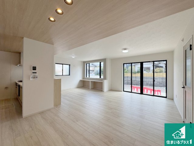 神戸市西区桜が丘西町　新築一戸建ての居間・リビング|シンプルなリビングは、観葉植物等のインテリアを楽しめますね！パパ好みにも、ママ好みにも家具次第で雰囲気を変えることができます！