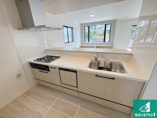 神戸市西区桜が丘西町　新築一戸建てのキッチン|子供を見守りながらお料理が出来るため家族のコミュニケーションか増えます♪スペースが広く確保されている為お子様が大きくなったときは一緒に料理を楽しめます♪