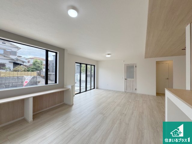 神戸市西区桜が丘西町　新築一戸建ての居間・リビング|明るいリビングで朝の目覚めもスッキリできそう！対面キッチンでご家族のコミュニケーションも自然と増える設計！小さなお子様が遊ぶスペースを作っても広々とくつろげるLDK！