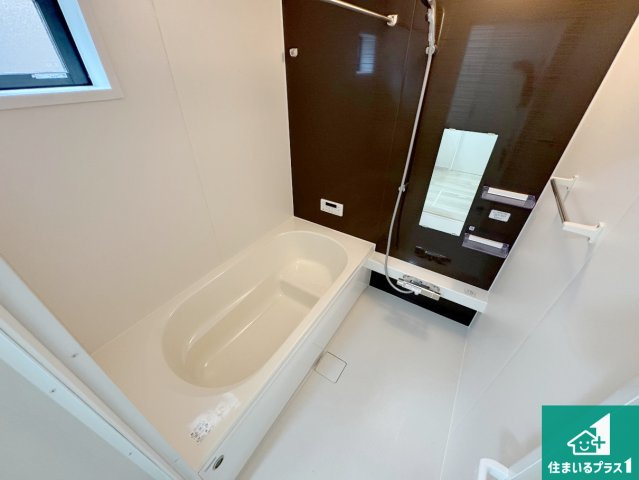 神戸市西区桜が丘西町　新築一戸建ての浴室|足をゆったり伸ばして寛げる浴槽です。窓が設けられていますので差し込む光が明るく穏やかな雰囲気にしてくれます♪浴室乾燥機も設置しているので、雨の日の洗濯物も安心です♪