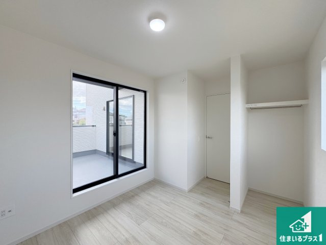 神戸市西区桜が丘西町　新築一戸建ての洋室|寝室は心地よい眠りについてもらいたくて、シンプルかつ開放的な空間な設計にしています！大きな窓から差し込む日が心地いいです♪