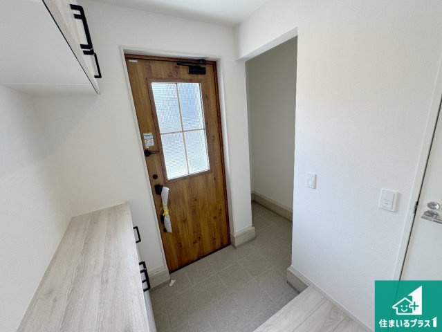 神戸市西区桜が丘西町　新築一戸建ての玄関|シューズボックスにはたくさんの靴が収納できるので玄関周りはいつもスッキリ！ご家族が増えても安心！