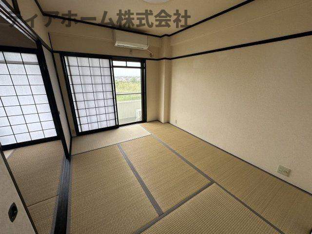 葛城市尺土の賃貸マンションの和室|和室ならではの温かな和の空間で寛ぎの時間を過ごせます