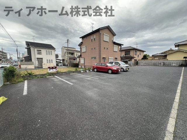 葛城市尺土の賃貸マンションの駐車場