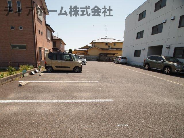 葛城市尺土の賃貸マンションの駐車場