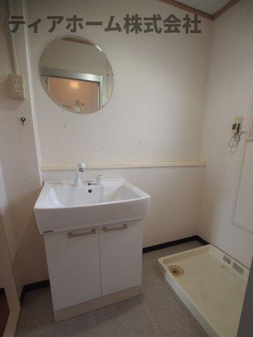 関屋あしびハイツ9号棟の内装|明るい色調の室内です