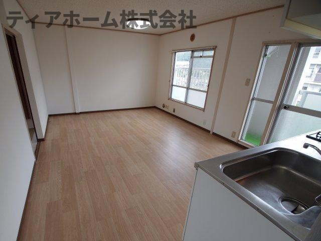 関屋あしびハイツ9号棟の居間・リビング|広いですよ