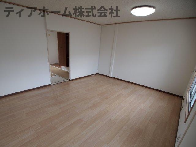 関屋あしびハイツ9号棟の居間・リビング|ゆったりとした居間です