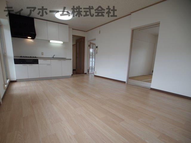 関屋あしびハイツ9号棟の居間・リビング|ゆったり過ごせるリビングです