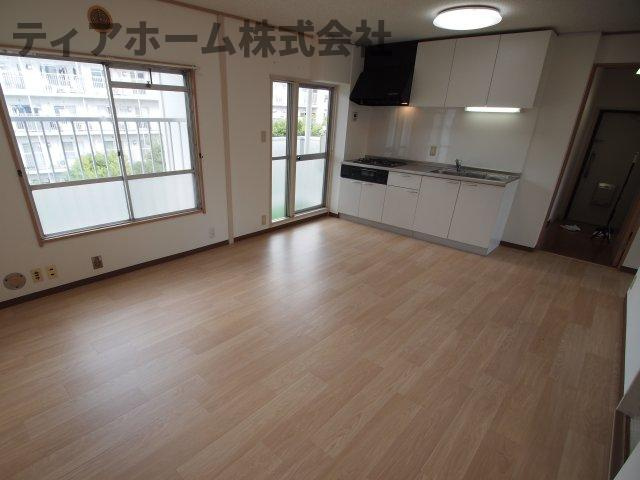 関屋あしびハイツ9号棟の居間・リビング|おしゃれな居間です