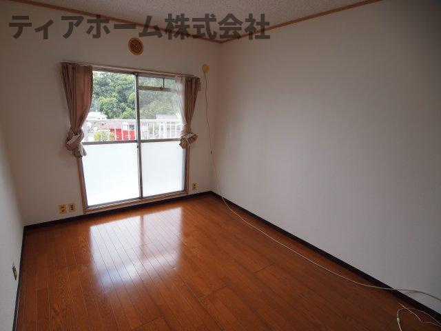 関屋あしびハイツ9号棟の洋室|明るい洋室です
