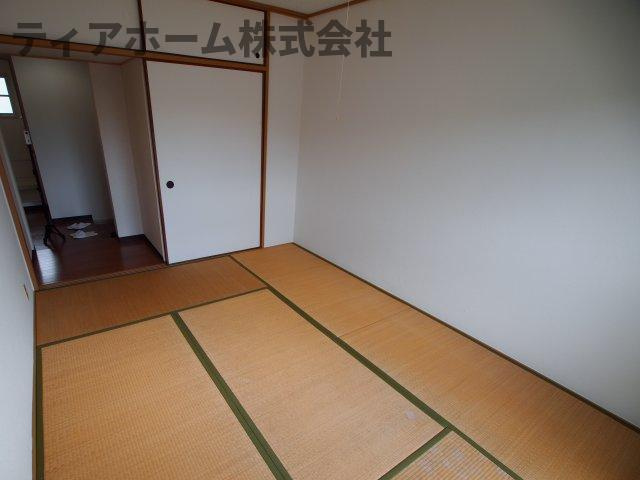 関屋あしびハイツ9号棟の和室|畳の上でゆっくりとくつろげる和室です