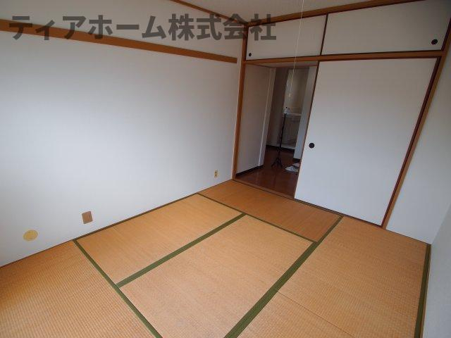 関屋あしびハイツ9号棟の和室|畳の上でゆっくりとくつろげる和室です