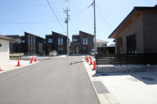大そね甲　Ａ号地　新築戸建（全2区画）の前面道路含む現地写真