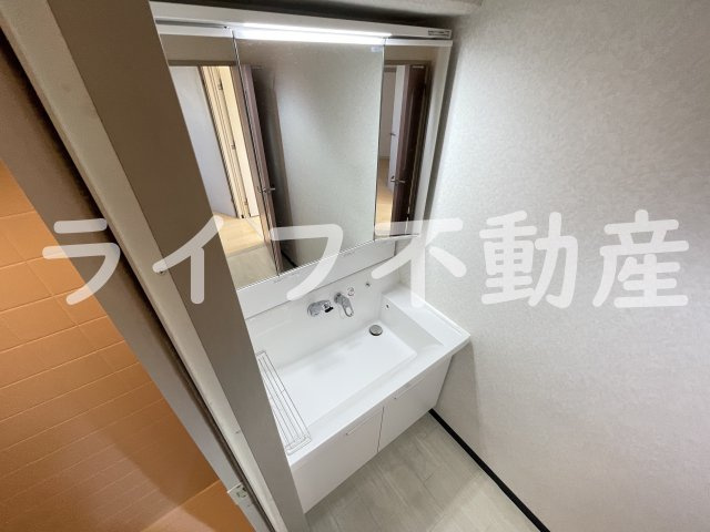 オルゴグラート長田の独立洗面台|朝の支度にも助かる、独立の洗髪洗面化粧台