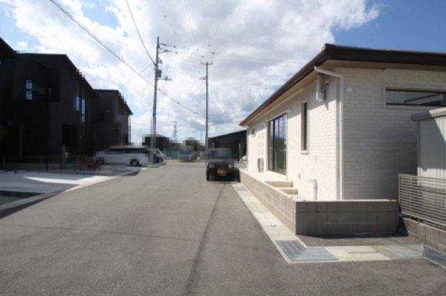 南国市大そね甲　Ｂ号地　新築戸建（全2区画）の前面道路含む現地写真
