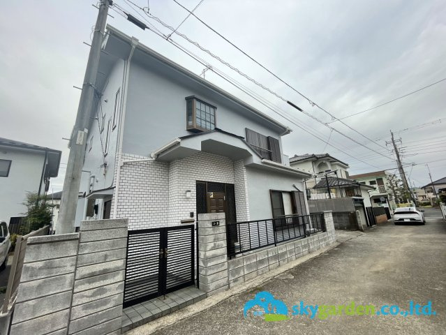 秦野市春日町　中古戸建の前面道路含む現地写真