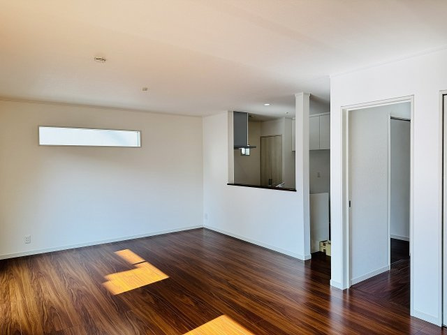 八王子市　下恩方町　新築一戸建ての居間・リビング|～20.0帖の明るいLDKで、家族団欒の時間をお過ごしいただけます～