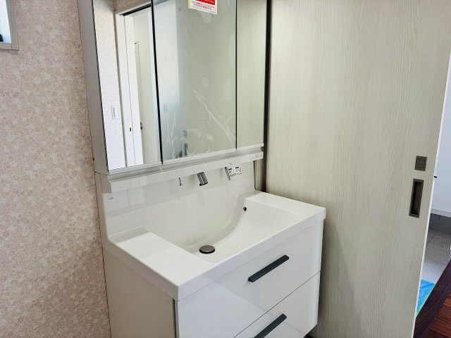 八王子市　下恩方町　新築一戸建ての独立洗面台|～３面鏡付きの独立洗面台　細々している物をスッキリ収納出来ます～
