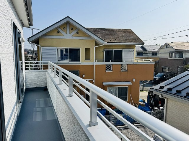 八王子市　下恩方町　新築一戸建てのバルコニー|～2部屋から出入り可能なバルコニー～
