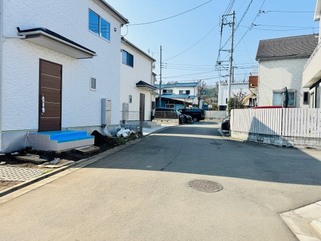 八王子市　下恩方町　新築一戸建ての前面道路含む現地写真|～北西側5ｍ私道に面しています～