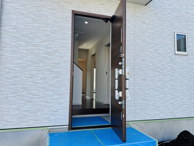 八王子市　下恩方町　新築一戸建ての玄関|～玄関は安心のWロックキーを採用～