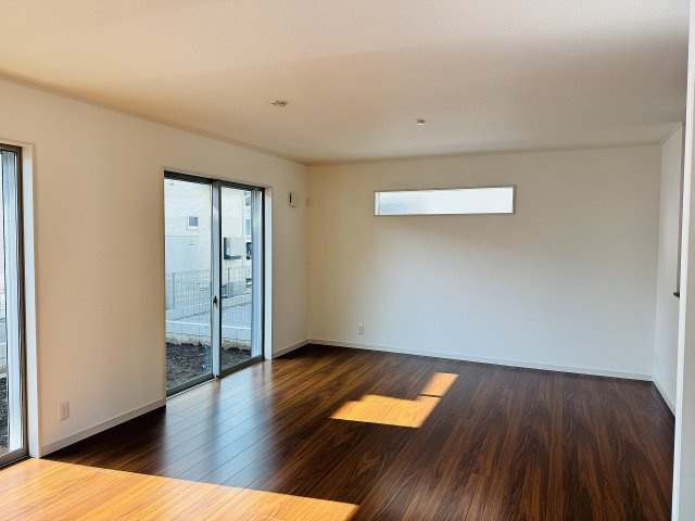 八王子市　下恩方町　新築一戸建ての居間・リビング|～20.0帖の明るいLDKで、家族団欒の時間をお過ごしいただけます～