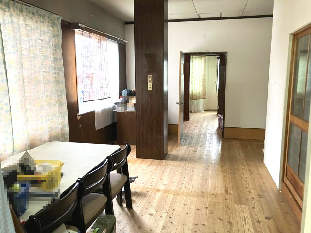 日高町江原　住居付店舗の居間・リビング