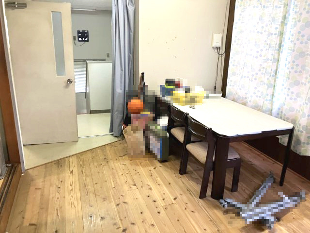日高町江原　住居付店舗の居間・リビング