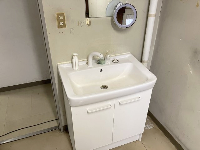 日高町江原　住居付店舗の独立洗面台