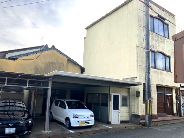 日高町江原　住居付店舗の外観